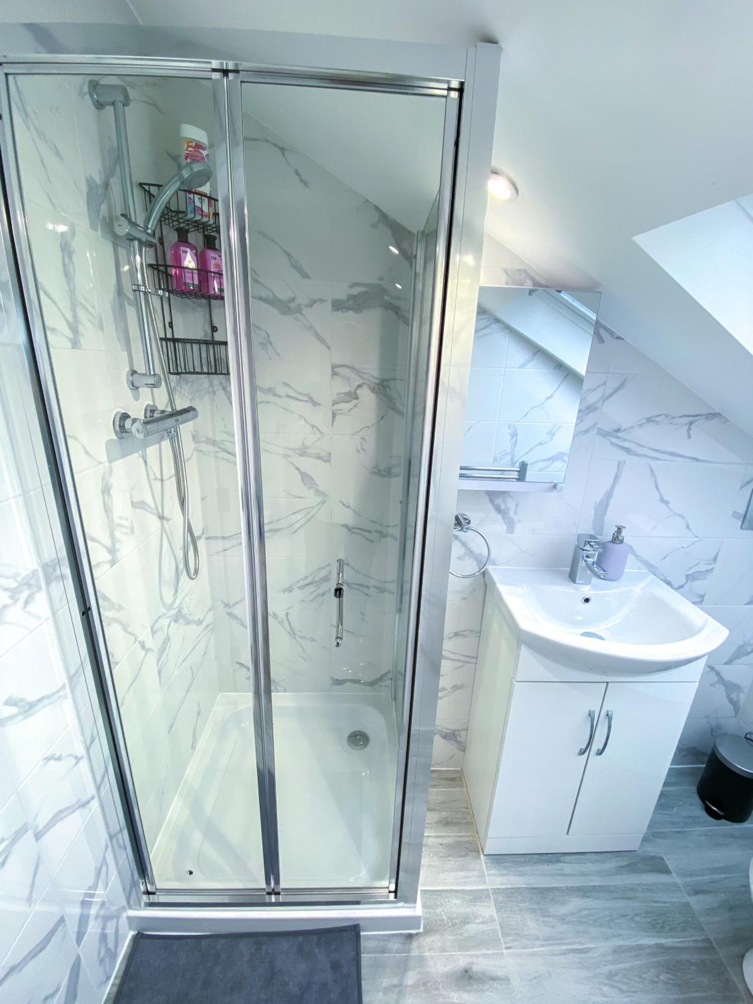 Large 1-Bedroom Flat, 5 Guest, London - F4 Exterior photo